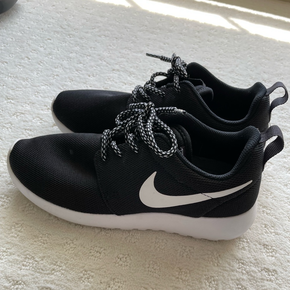 Women’s Nike Roshe Shoes Size 6.5